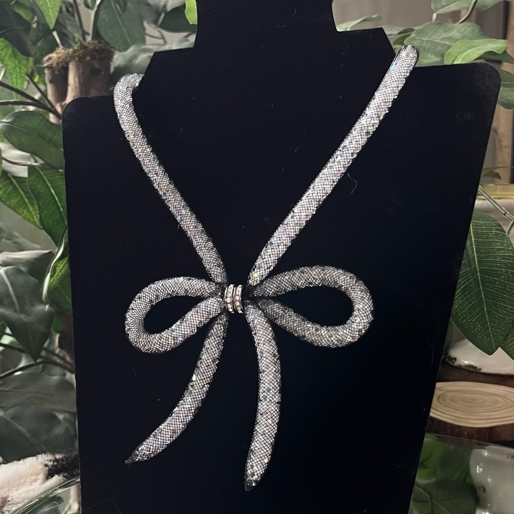 NWT Betsey Johnson Crystals In A Bow Necklace